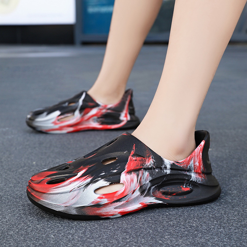 Zapatos con agujeros de coco transfronterizos 2025 verano nuevo estilo EVA hombres y mujeres sandalias Kanye graffiti plataforma zapatos de playa hombres