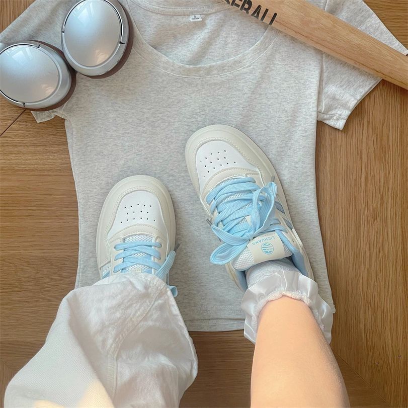 Zapatos blancos de suela gruesa para mujeres 2025 verano nuevo estilo de malla transpirable moda versátil ligero aumento de altura zapatos deportivos casuales