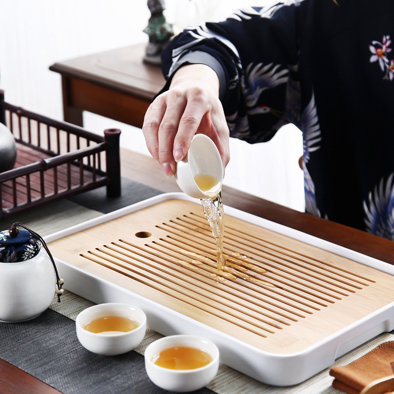 シンプルな竹製のお茶の皿の工夫の茶器は水を切って排水のお茶のトレーを蓄えます。|undefined