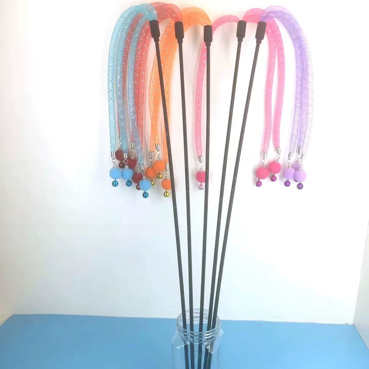 Новый Кот тикер пластиковый стержень эластичная сетчатая пряжа веревка меховой шарик маленький фонарь колокольчик тикер звенящая игрушка для кошек