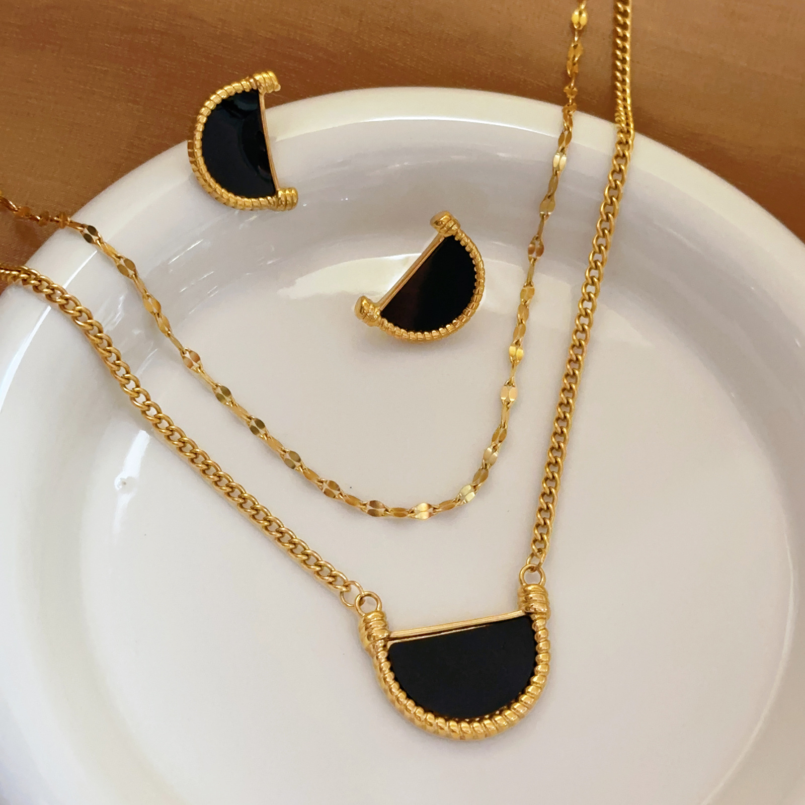 Temperamento retro francés, personalidad elegante, joyería de acero de titanio de todo fósforo, collar colgante de concha de mar blanco con incrustaciones semicircular de encaje