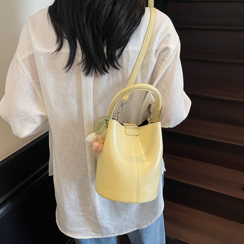 Bolso de cubo de jardín de verano 2025 nuevo bolso de mano estilo extranjero bolso de hombro con patrón de piedra pequeño bolso de mensajero fresco para mujer