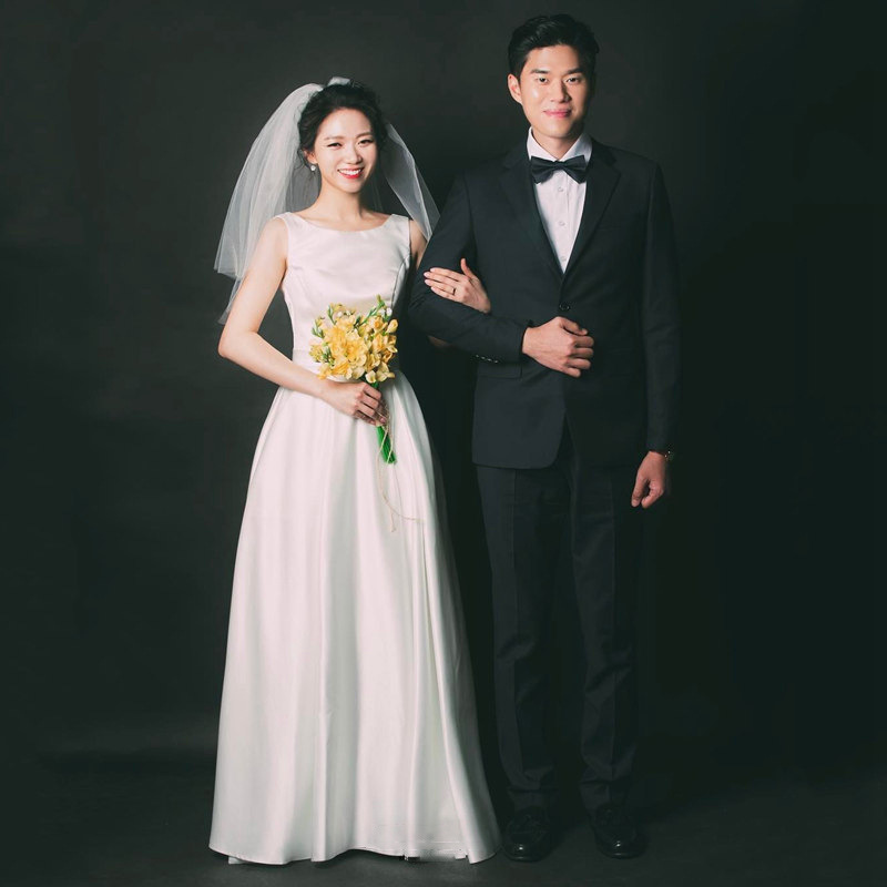 Satin Light Wedding Dress 2026 New Korean Style Bride Off-Shoulder White Simple Floor-Length Forest Style Wedding Photoshoot Autumn