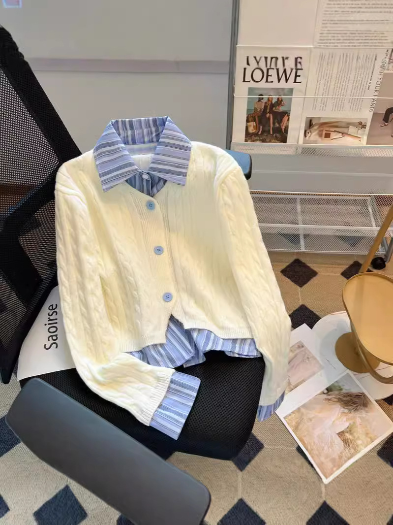 偽の2つのストライプのシャツはvネックのセーターの女性の秋冬のデザイン感をつなぎます。