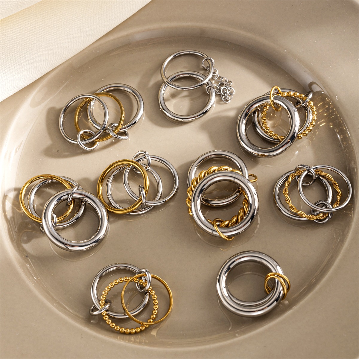 Tena anillo de capa múltiple de dos colores de acero inoxidable europeo y americano, tendencia de moda femenina, modelos calientes, joyas no decoloradas al por mayor