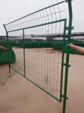 云南昆明护栏网双边丝公路护栏网现货车间隔离栏扁铁框架护栏网围