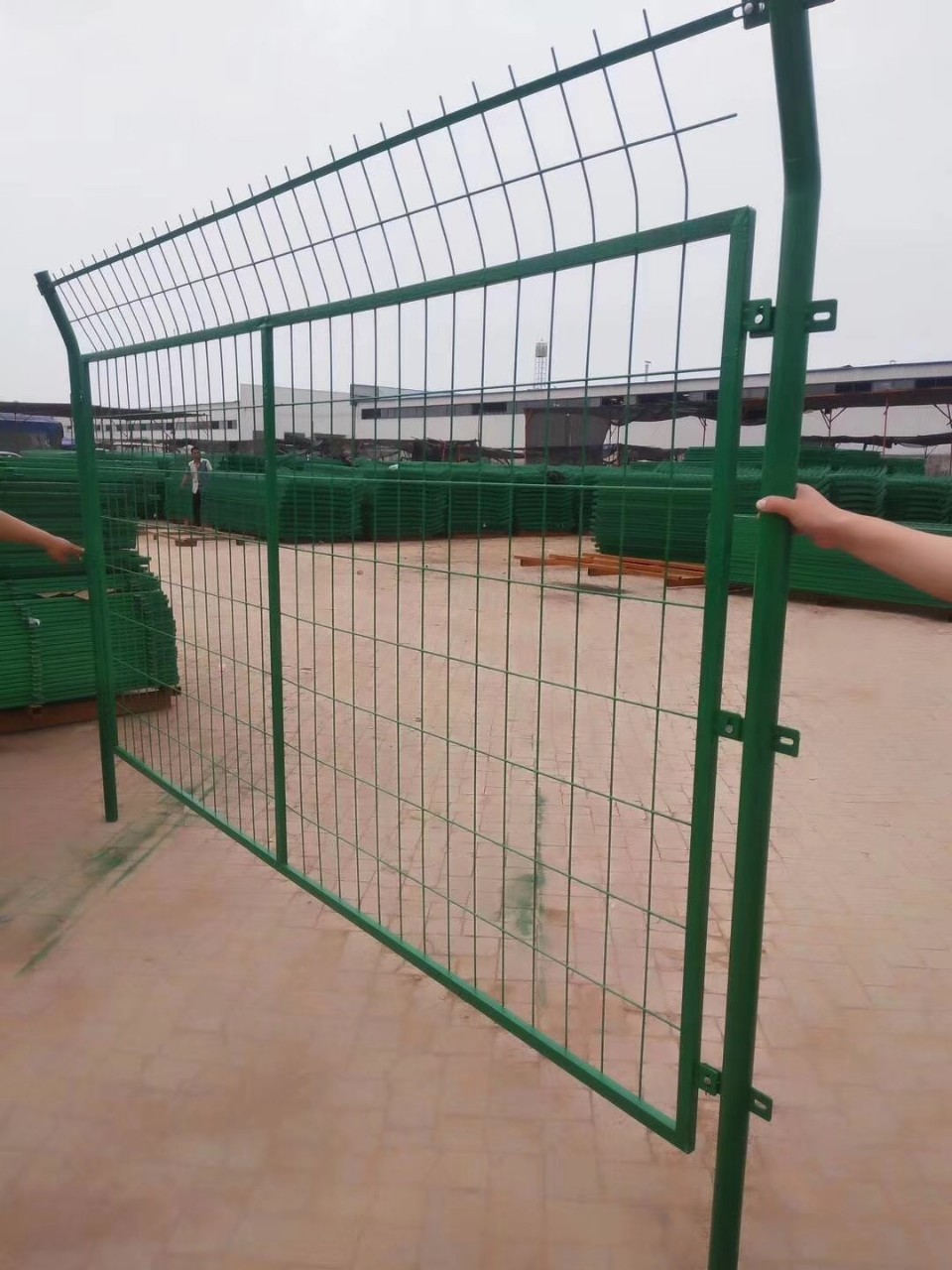 云南昆明护栏网双边丝公路护栏网现货车间隔离栏扁铁框架护栏网围