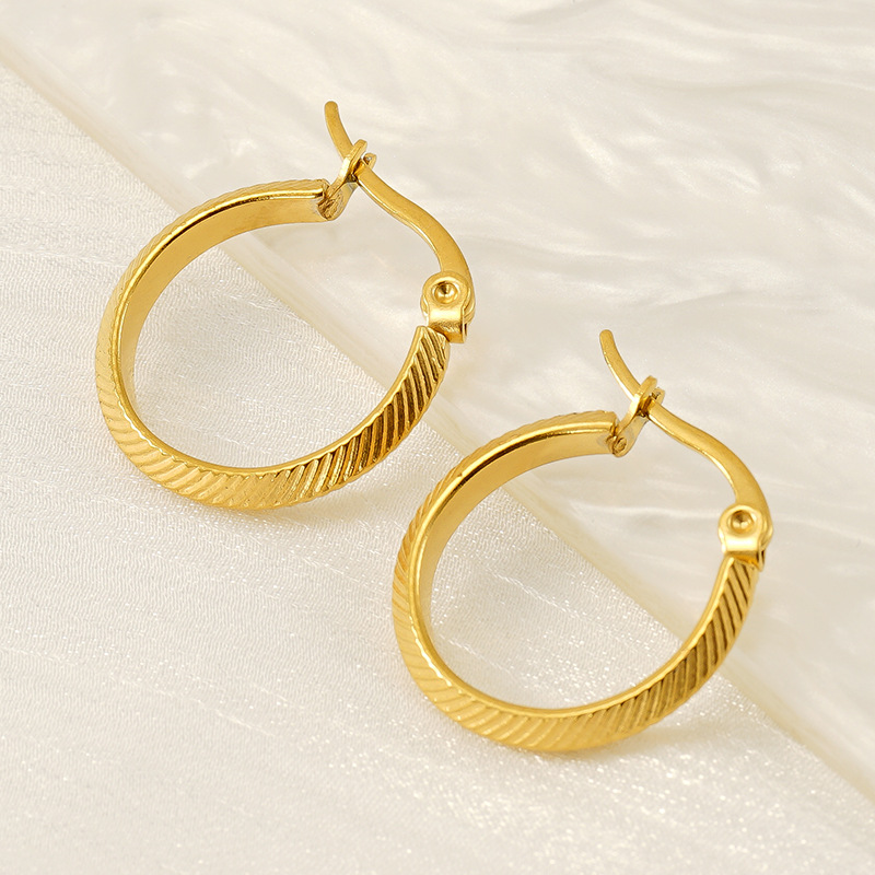 Pendientes redondos de acero de titanio transfronterizo europeo y americano Pendientes de viento de lujo ligero geométrico para mujer Pendientes de círculo a rayas de acero inoxidable de 18K para mujer