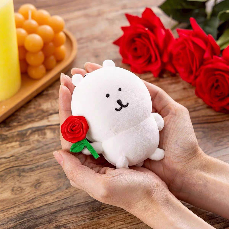 日本限定 ジイカワ バレンタインデーシリーズ 自虐クマが小さな赤い花のぬいぐるみペンダントをプレゼント|undefined
