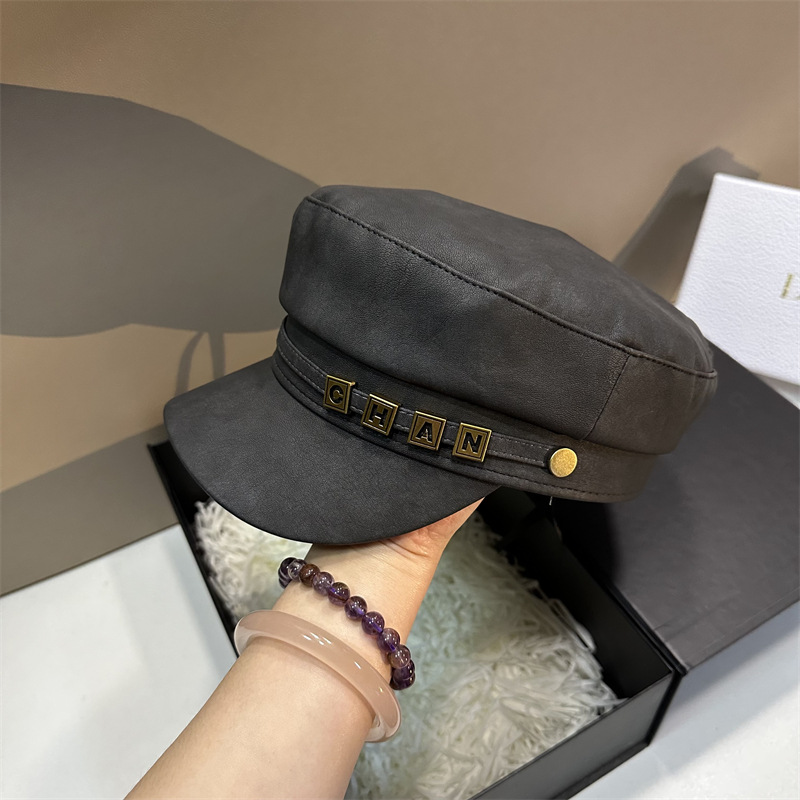 Berretto con visiera piatto in pelle alla moda retrò autunno e inverno nuovo stile per donna Versione coreana versatile berretto da strillone con lettera in metallo_voghion.com