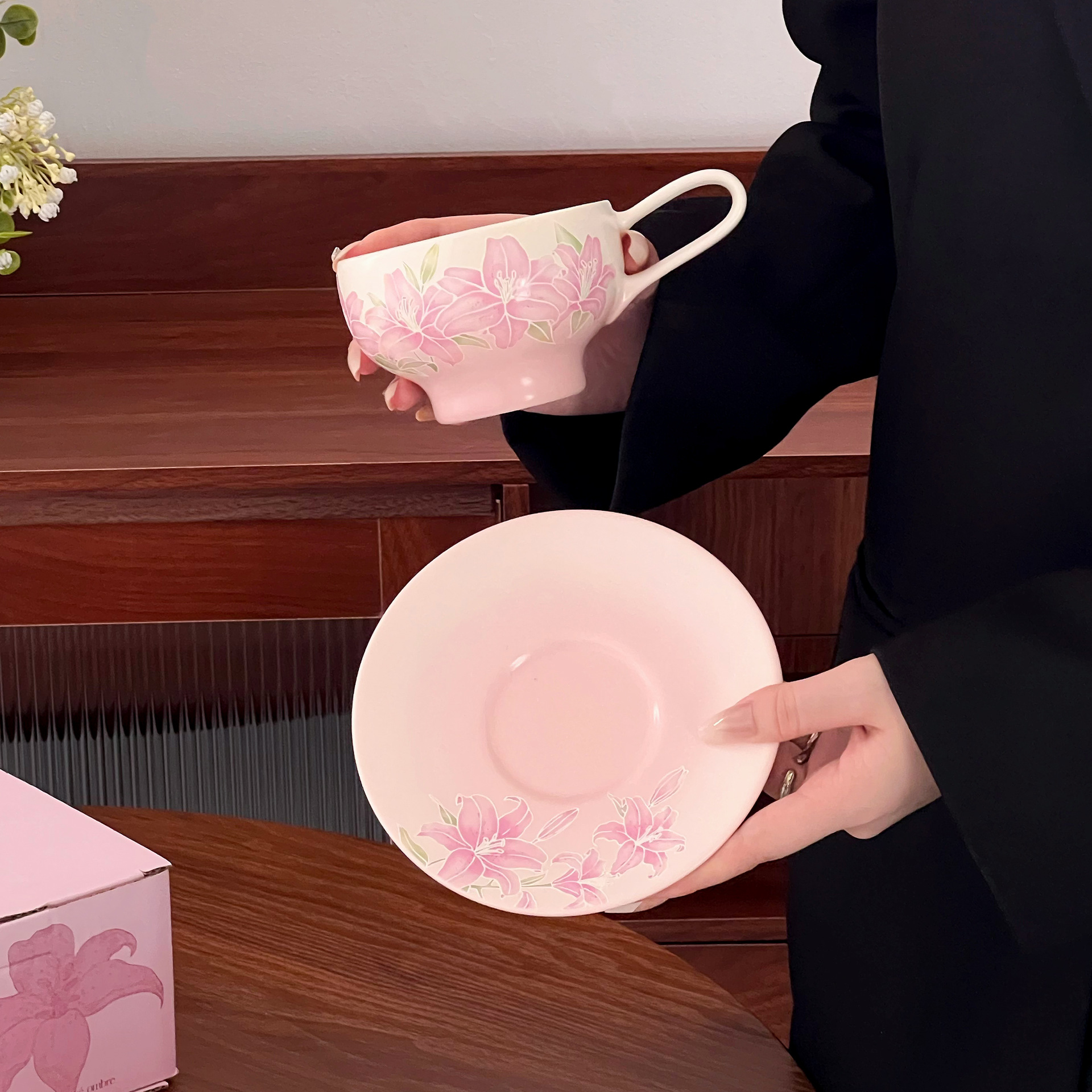 Taza de cerámica de Shangn taza de café lirio relieve damas domésticas taza de agua de gran capacidad taza de café pistil