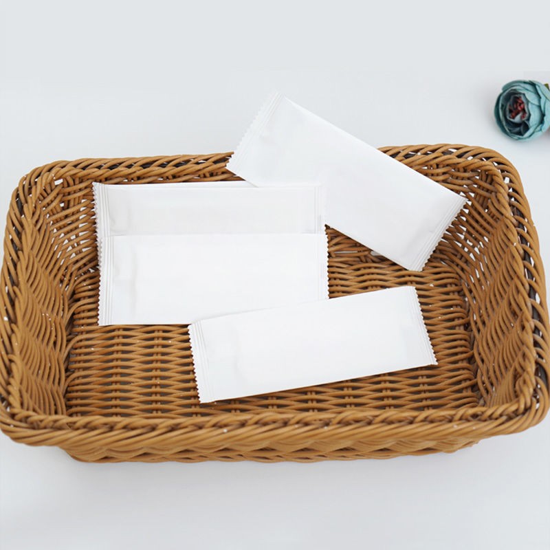 现货批发通用一次性珠光膜白袋无纺布便携式擦手口清洁餐饮湿纸巾