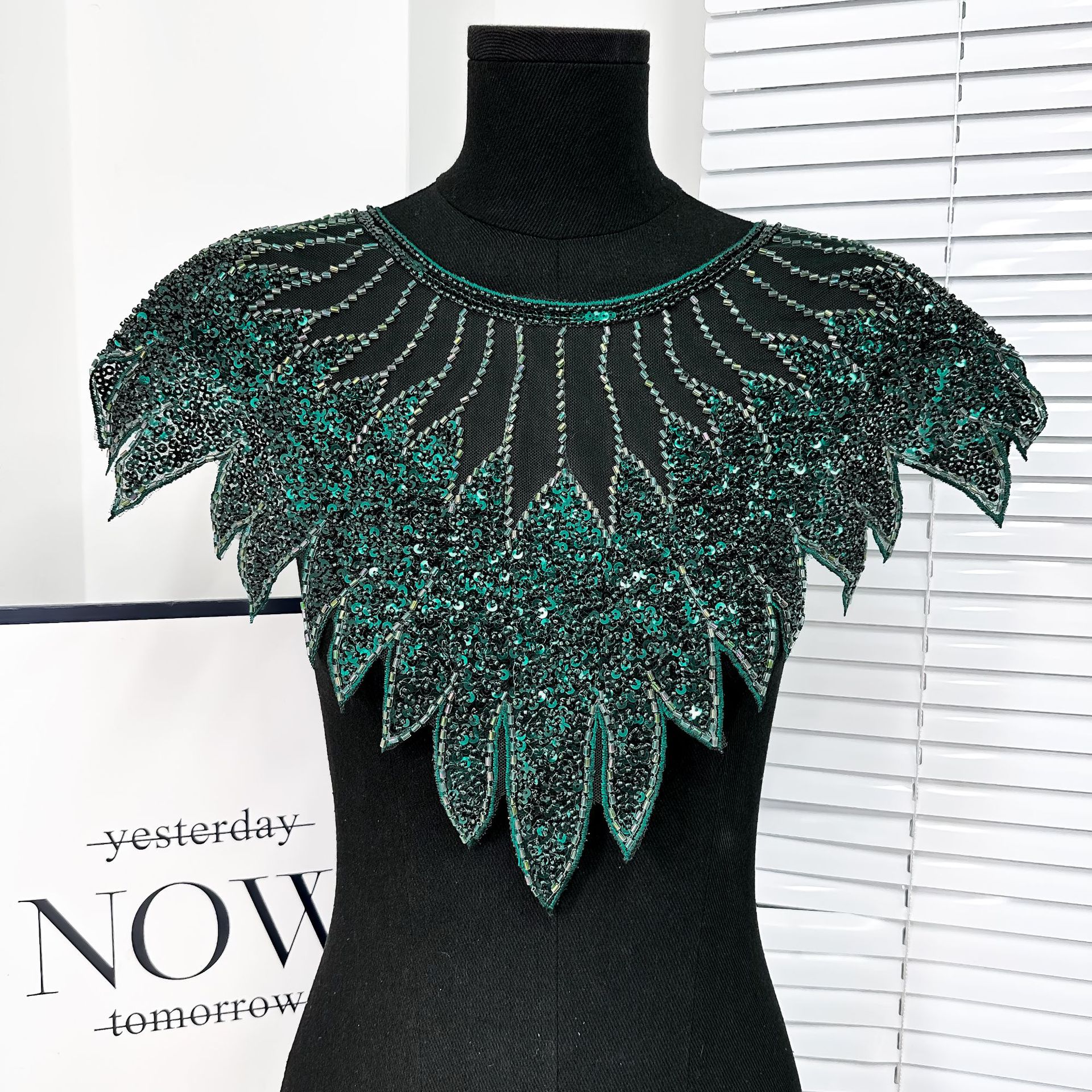 Fabricación pesada bordada malla frontal pecho sequin de perlas bordadas calcomanías vestido de mujer rendimiento vestido accesorios de encaje image 15