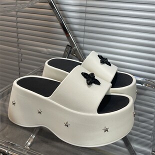 8���׺����ЬŮ������2025�¿�����L�⴩�ļ���������W������