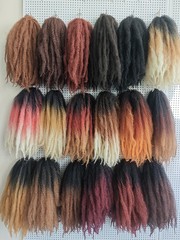 外国貿易の汚いお下げのかつらAfro kinky curly18インチのかぎ針の髪の手は大きい毛虫の化学繊維のかつらを引き裂きます。