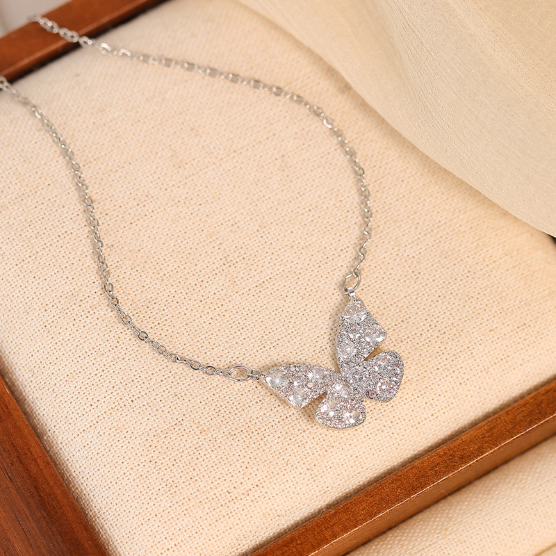 Collana con pendente a farfalla placcata oro e zirconia cubica_voghion.com