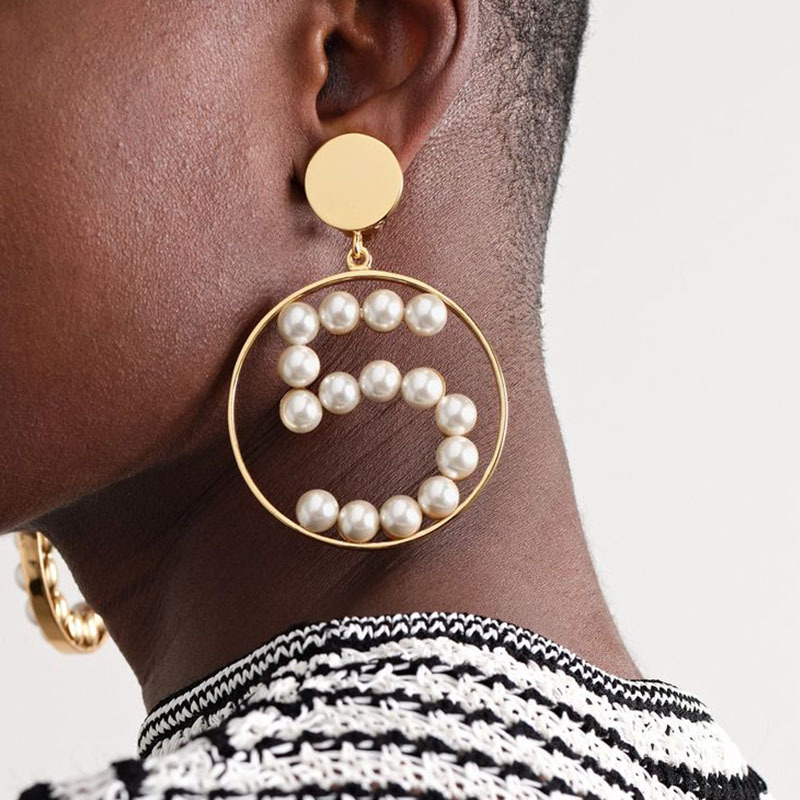 Modieuze nieuwe ronde parel oorbellen met retro hanger in streetstyle, accessoires voor vrouwen_voghion.com