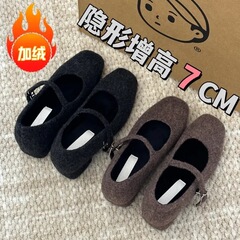 太ヒールの中に毛羽立ちが高くなった靴の女性は、新しいフランスのレトロな気質の小さい7cmのメアリージェーンの靴の冬を着ている