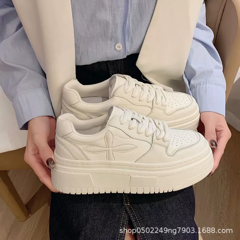 Белые туфли на толстой подошве для женщин весной и осенью в гонконгском стиле, новая универсальная повседневная спортивная обувь 2025 года, нишевые кроссовки