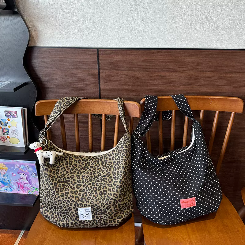 秋冬新品可爱风百搭格子立体少女心杂物甜美收纳包化妆包