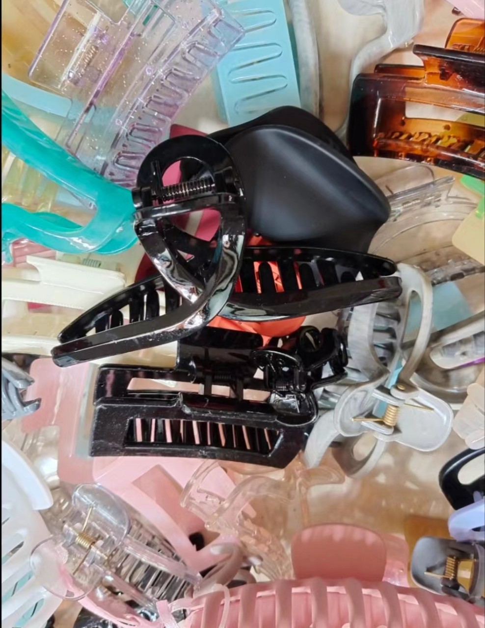 Hair claw clip in ins style for the back of the head, simple and elegant, assorted colors (non-recyclable), fresh candy colors.