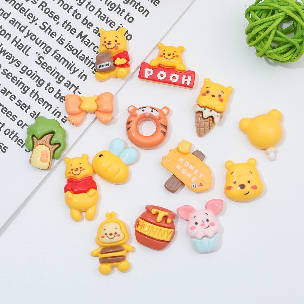 Dibujos animados amarillo Pooh oso serie DIY accesorios de resina nuevo estilo caca serie teléfono móvil Shell agujero zapatos hebilla colgante