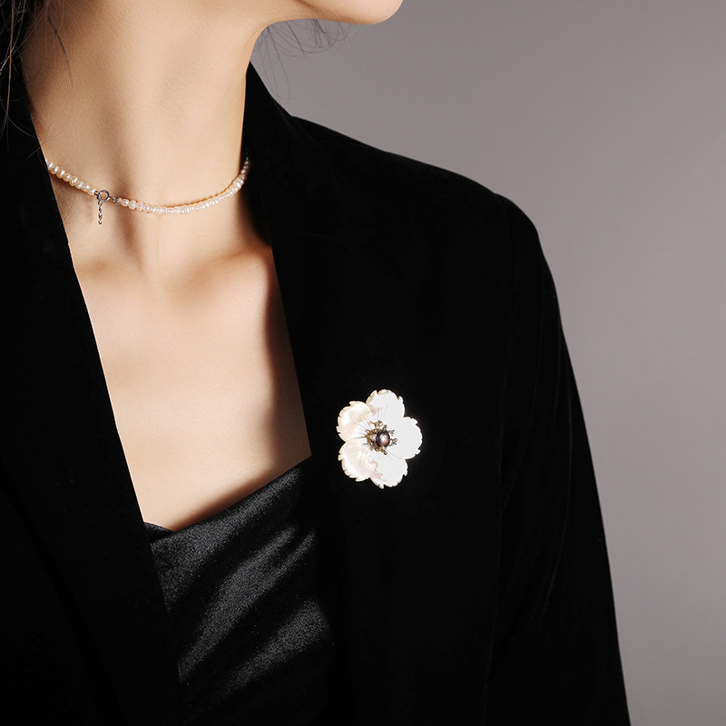 Copper Material Elegant Flower Copper Plating Inlay Freshwater Pearl Shell Zircon Women's Brooches