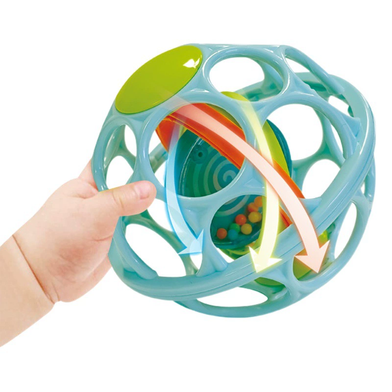 Младенцы могут укусить мяч, варить игрушку