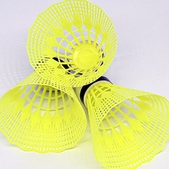 バルク模造ナイロンバドミントン卸売耐久性のある屋外プラスチック練習競技トレーニングマルチカラー超耐久性