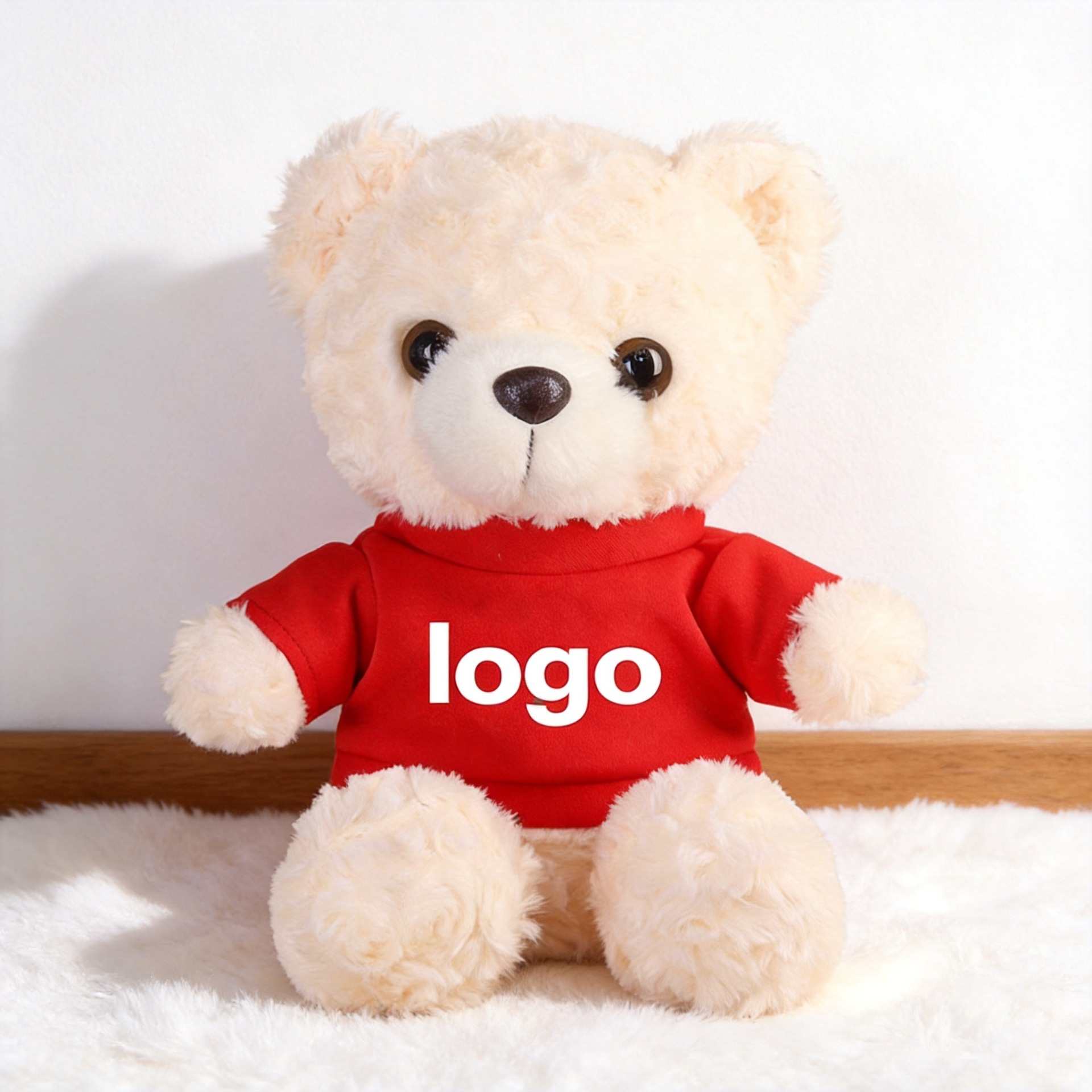 El oso blanco con chaqueta roja