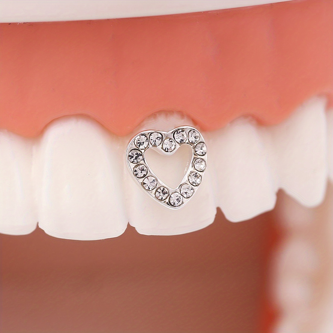 Joyas dentales con strass en forma de corazón para dientes_voghion.com