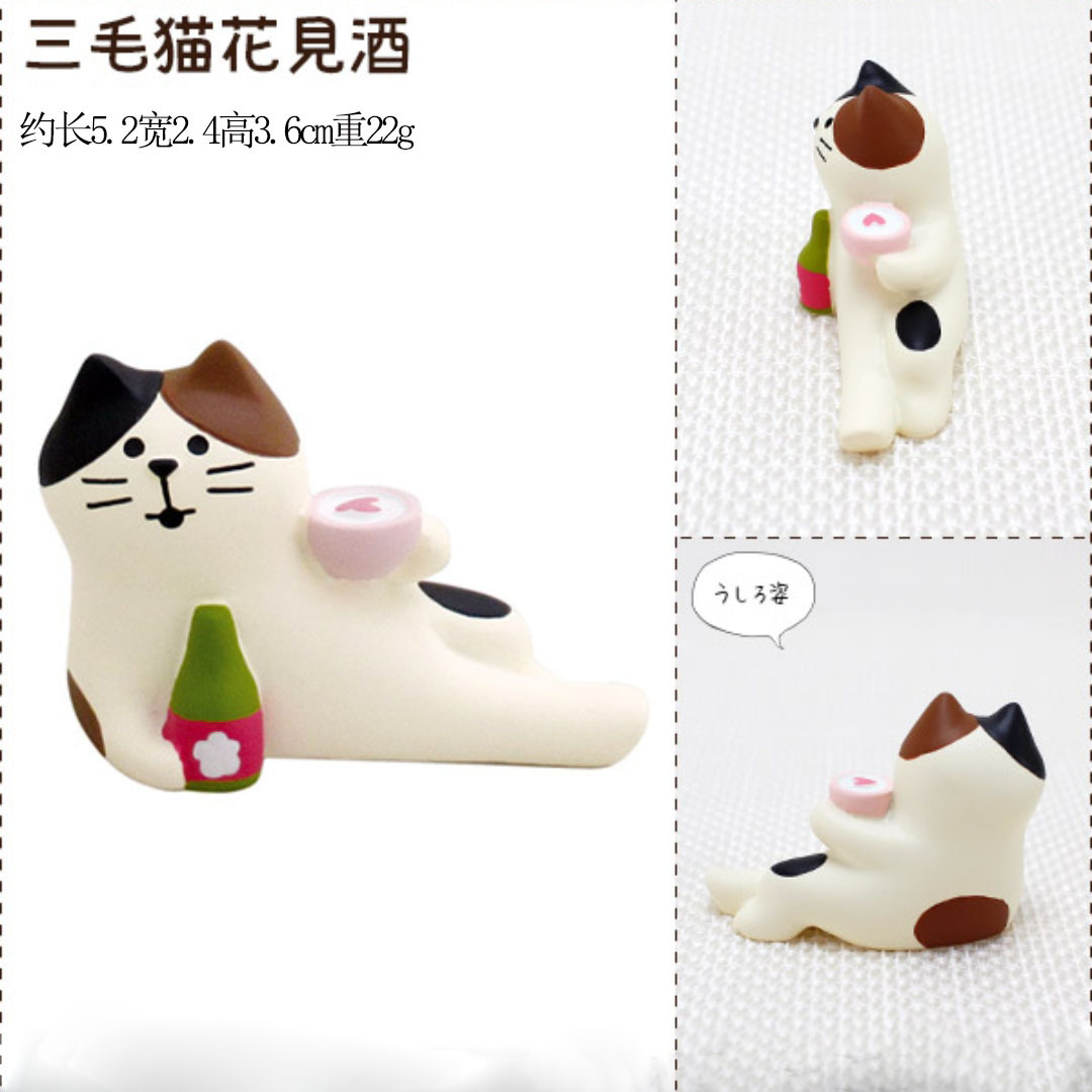 잠자는 자세로 꽃을보고 고양이