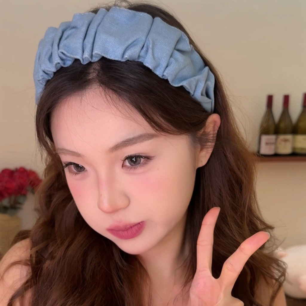 Light blue pleated wide-brimmed headband