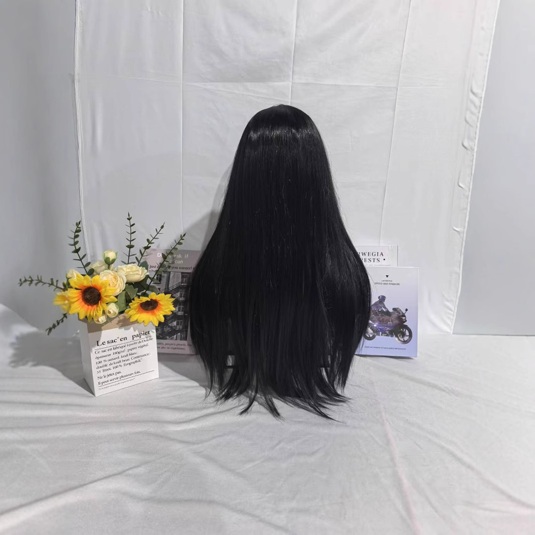 Peruca feminina longa e lisa, com fios naturais e volumosos, feita de seda resistente a altas temperaturas, com repartição central e acabamento em seda. Tamanho médio._voghion.com