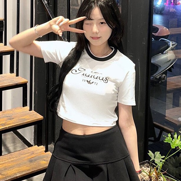 Clover Short-Sleeved T-Shirt for Women, New Summer Style, Elegant Round Neck, Fashionable Casual Tight-Fitting Top
