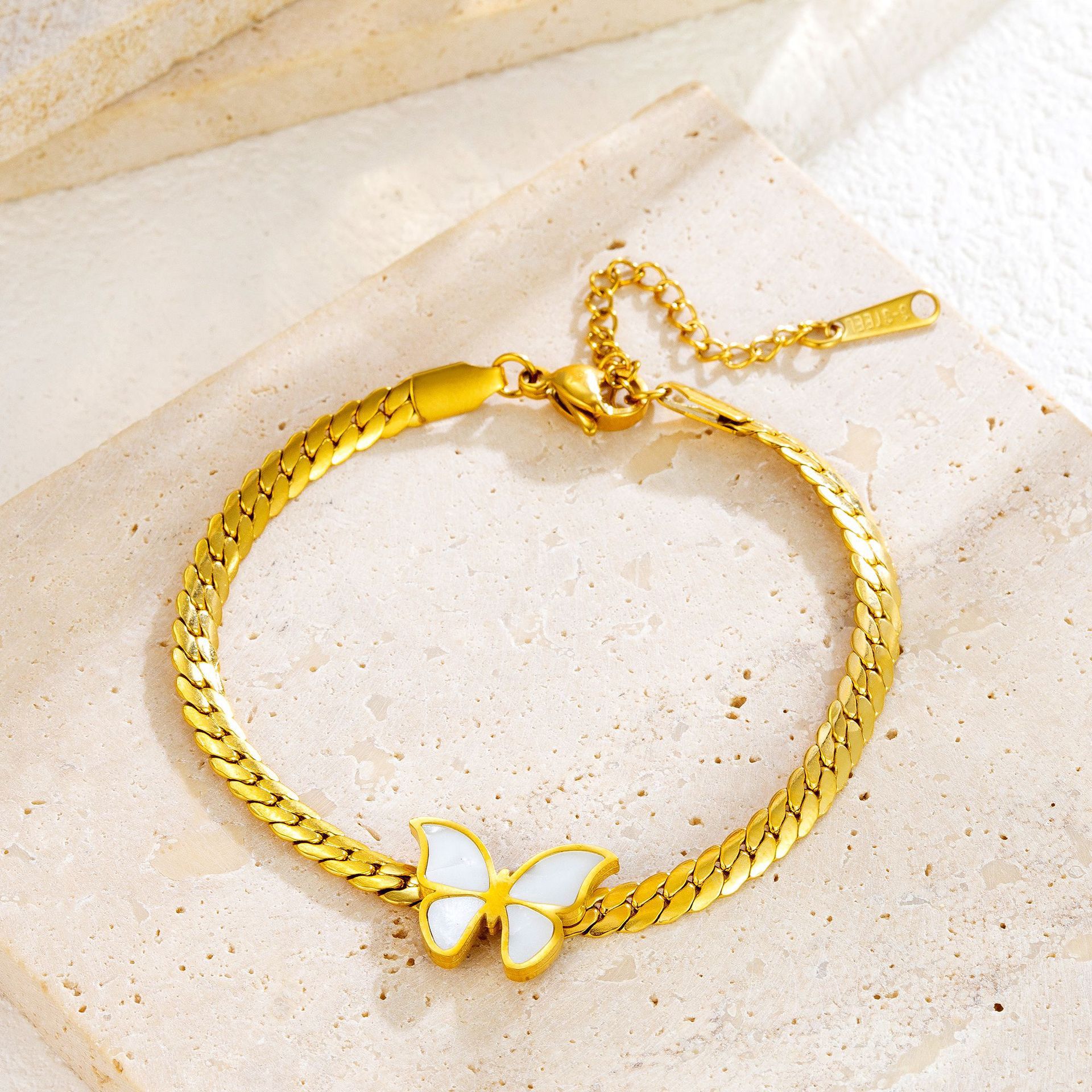 Pendientes retro de lujo ligero transfronterizo, mariposa simple, nueva pulsera de mariposa de moda, conjunto de collar que no se desvanece, joyería femenina