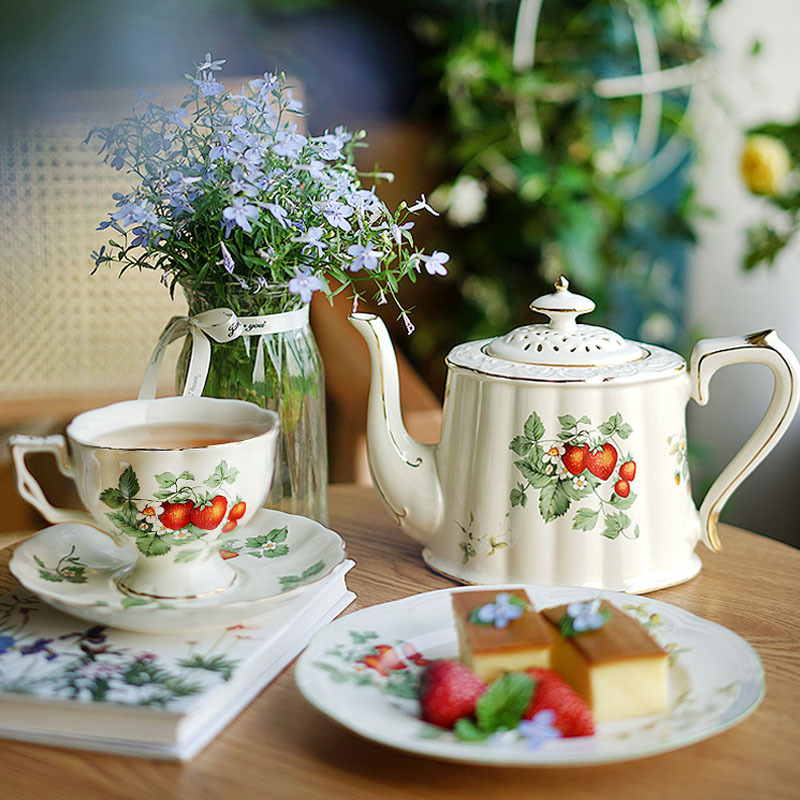 French Retro Wild Strawberry Ceramic Café Taza Platillo Tetera Juego de té de la tarde Estilo de palacio de estilo europeo Juego de té inglés
