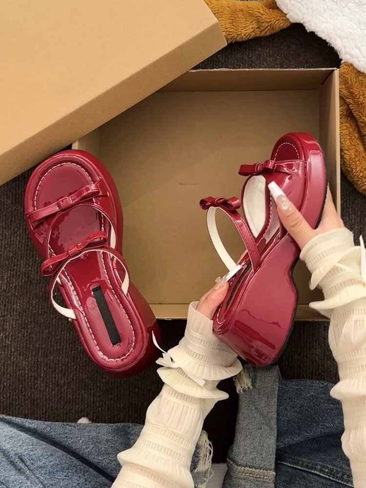 Explosiones de hadas con una parte inferior gruesa de zapatillas para mujeres de verano 2026 vestido casual con falda zapatillas de tacones altos de vacaciones zapatillas frías