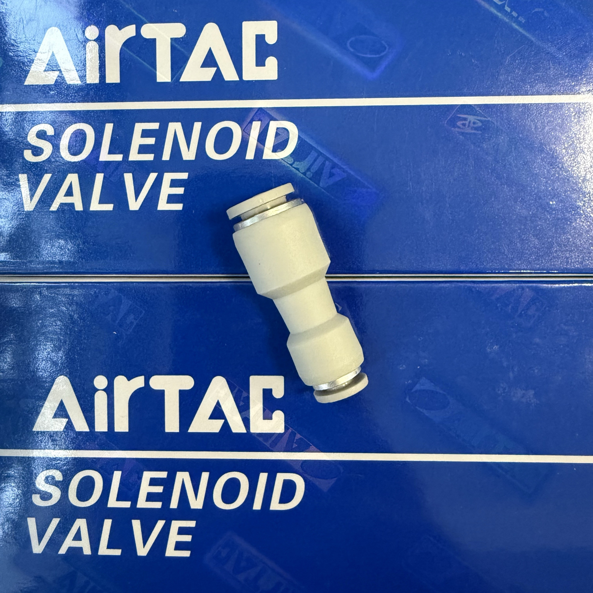 AirTAC亚德客气动原装正品减径直通接头成品包APG8-4 现货