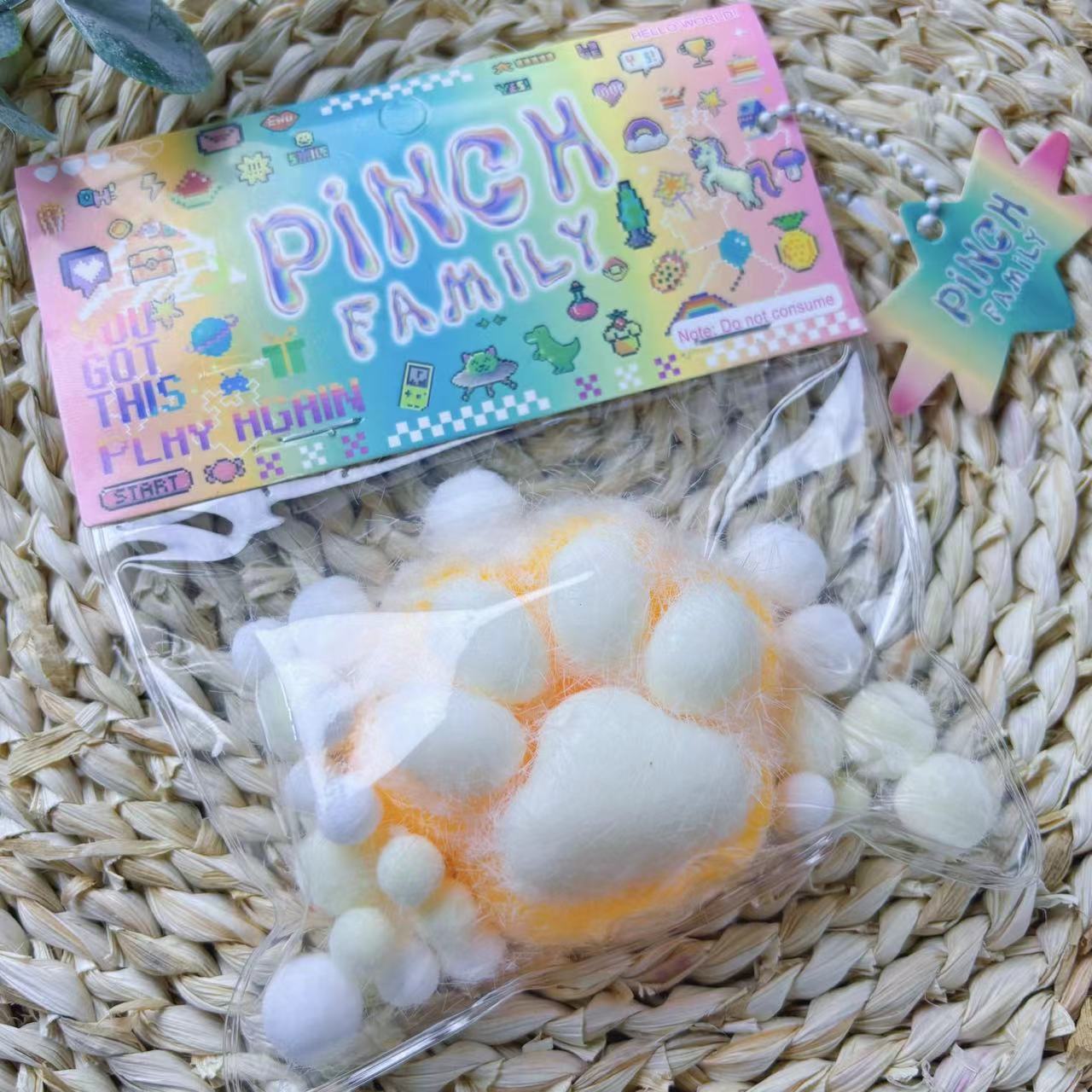 노란색 봉제 고양이 발톱 [확대 및 두꺼워짐]