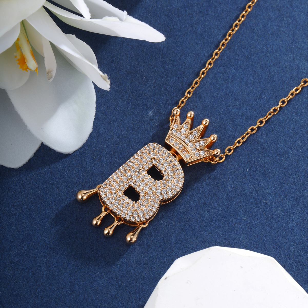 Xu Ping Jewelry Europa y América Transfronterizo Amazon Personalidad hip-hop 26 letras inglesas circón corona colgante collar femenino