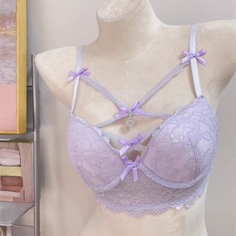 レースのセクシーなインナーカバーの外には、首をかける式のマシンランジェリーを着ています。|undefined