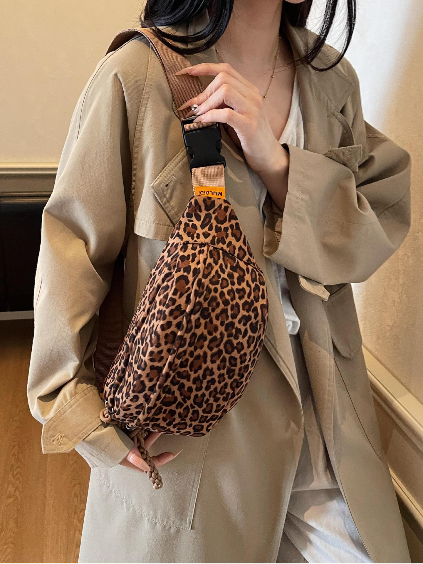 Otoño y invierno super caliente nicho leopardo bolso mochila para mujeres 2025 nuevo retro bolso de pecho universal bolso de cintura universal