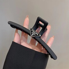 高級感フロスト黒シンプルヘアピンネット赤後頭部大サメクリップ髪飾りアクセサリー
