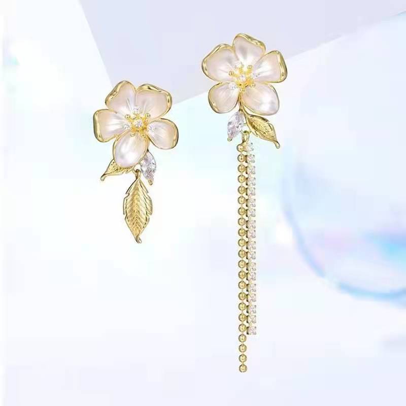 Fashion Pastoral Style White Flowers Asymmetric Tassel Alloy Earrings display picture 4