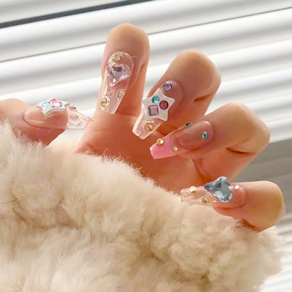 Arte de uñas al por mayor para Año Nuevo, arte de uñas hecho a mano con tendencia nacional roja del Año de la Serpiente, pegatinas de uñas con efecto ojo de gato y fuegos artificiales con un toque de alta gama.