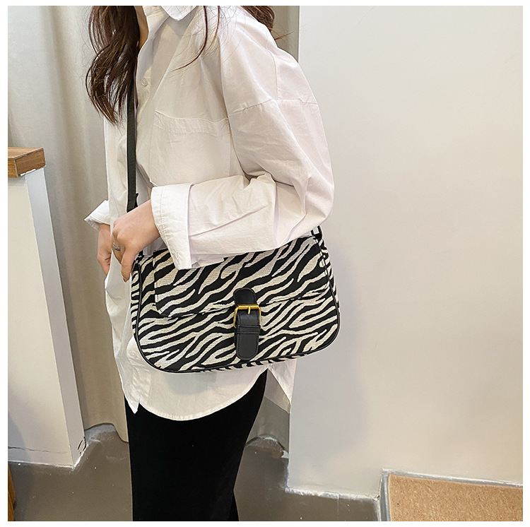 Spring Fashion Underarm One-shoulder Messenger Small Square Bag29.5*18.5*8.5cm display picture 3