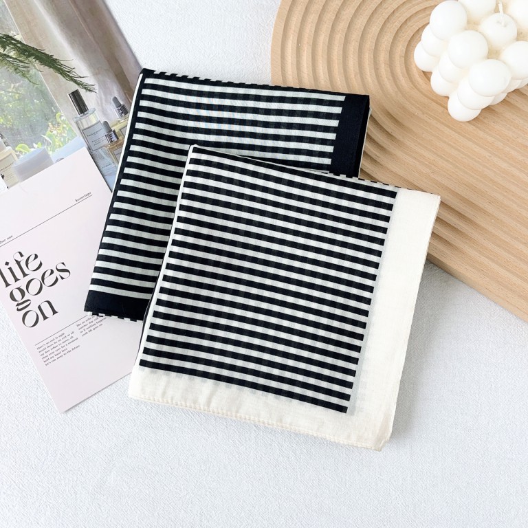 Bufanda cuadrada pequeña a rayas francesas en blanco y negro, bufanda de seda, estilo fino de primavera y verano femenino, temperamento de seda, moda literaria, camisa a juego, traje