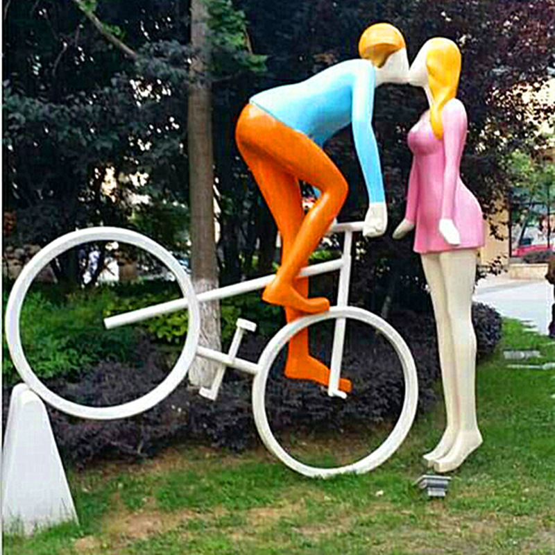 Manufacturer ships FRP couple sculpture spray paint sculpture internet celebrity check-in outdoor sports figure action sculpture 2