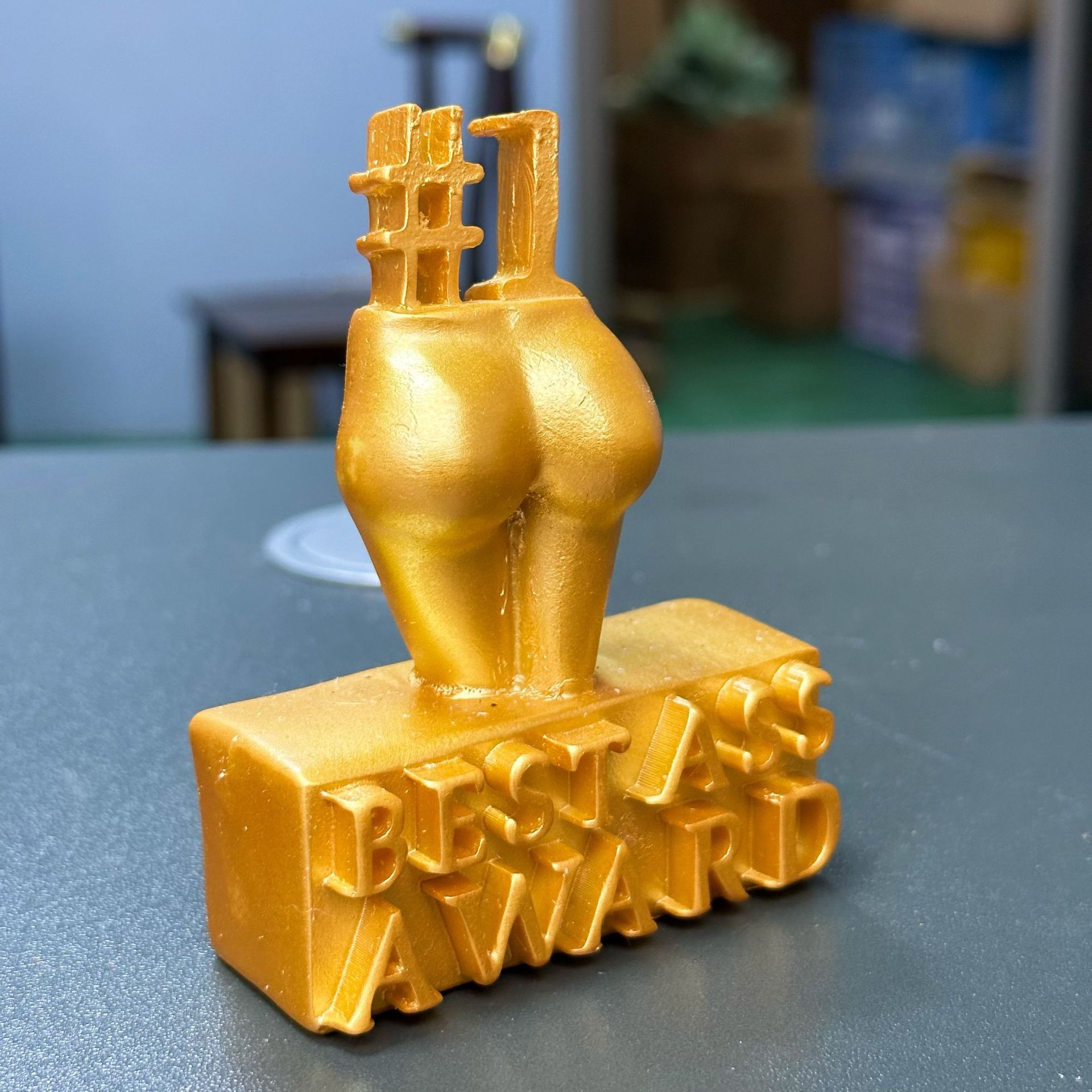 Trofeo Decorativo Creativo de Oro en Resina para Premiación
